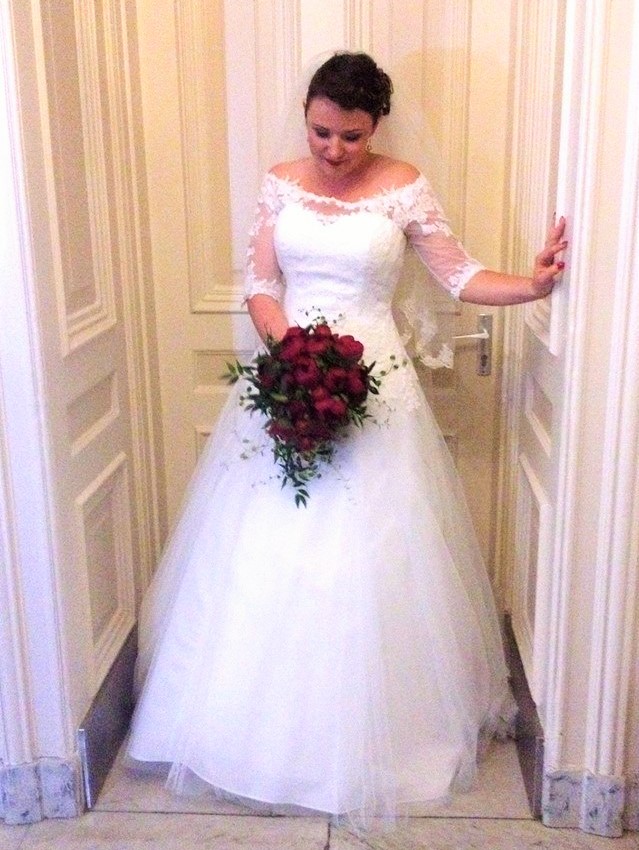 Bruidsboeket rode pioenen Sjaan